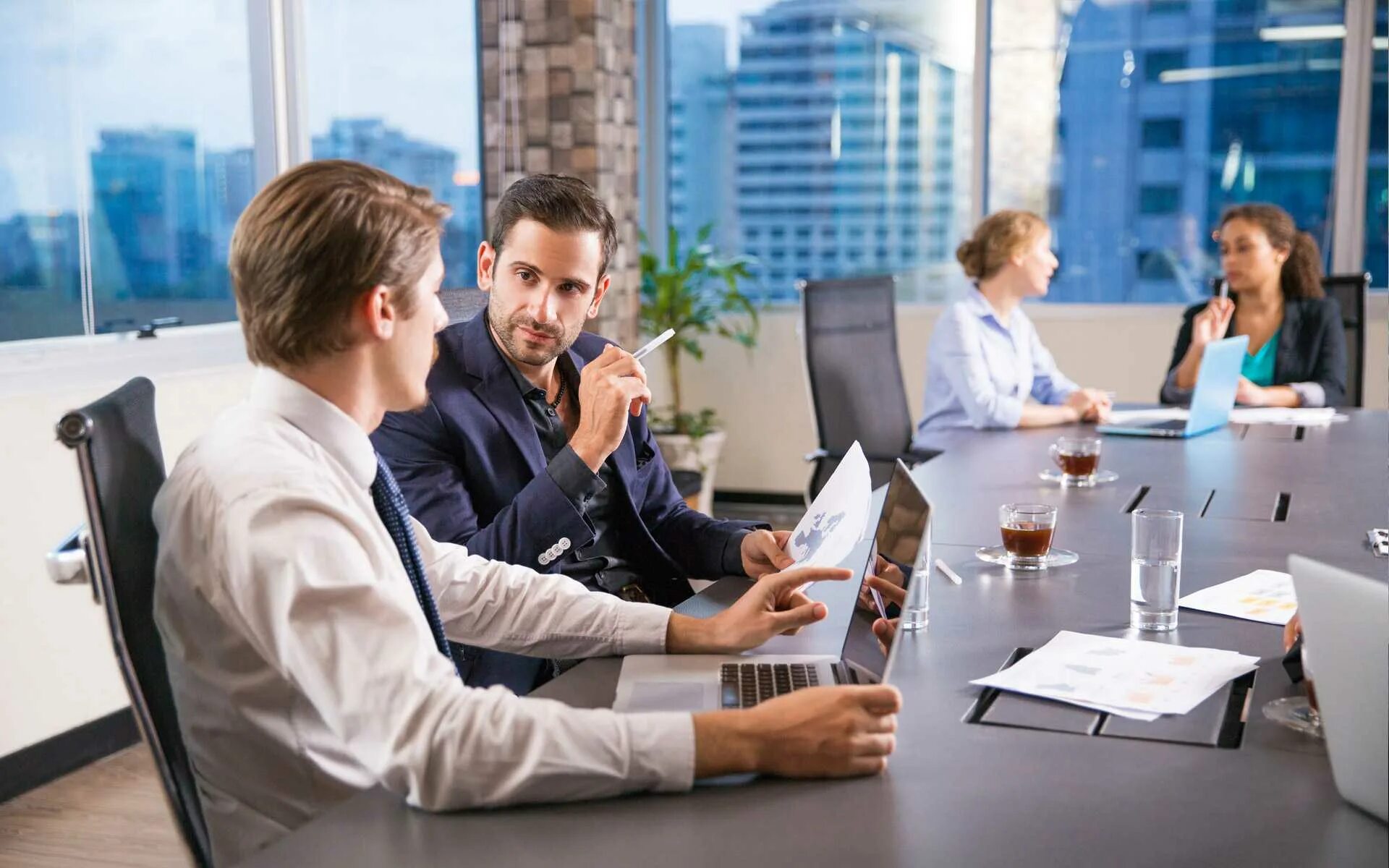 Агентство бизнесмен. Деловая встреча. Дружный коллектив. Бизнесмен с ноутбуком. Агентство бизнесмен.