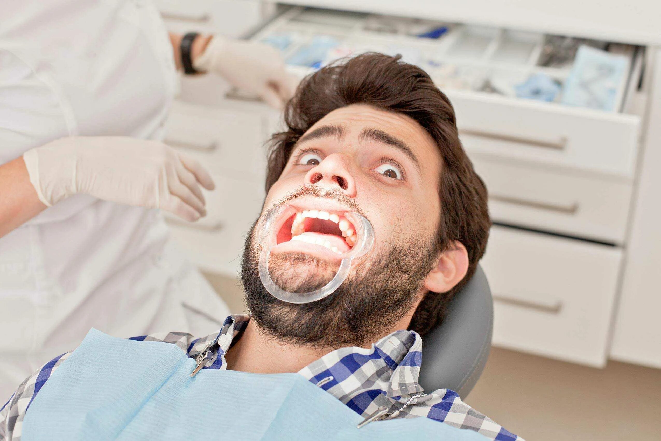 Врачи зуб даю. Пациент улыбается. Пациент в стоматологическом кресле. Пациент у дантиста.