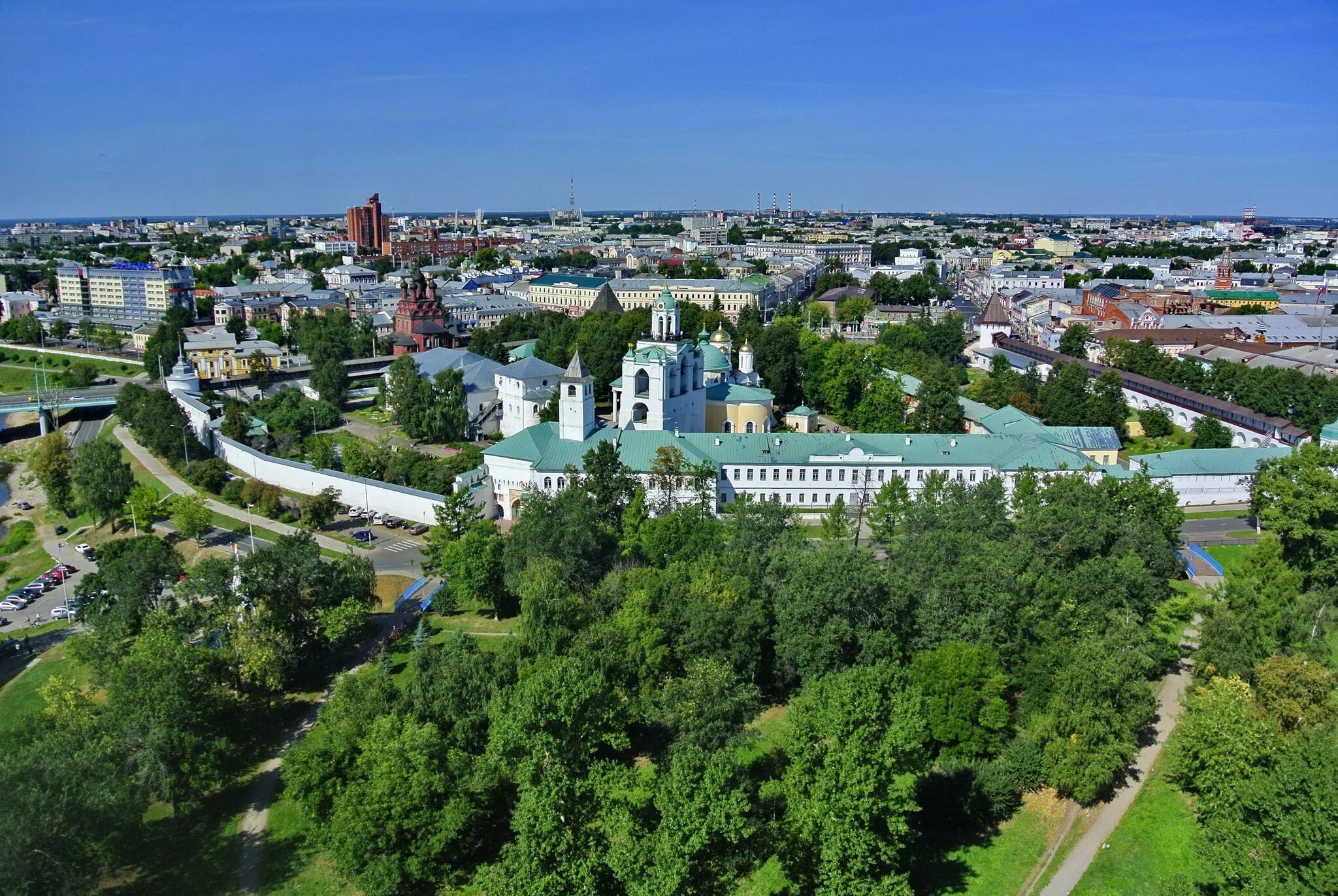 Сайт россия ярославль. Музей-заповедник Ярославль. Исторический центр Ярославля. Астрахань Спасо-Преображенский монастырь. Ярославль центр города.