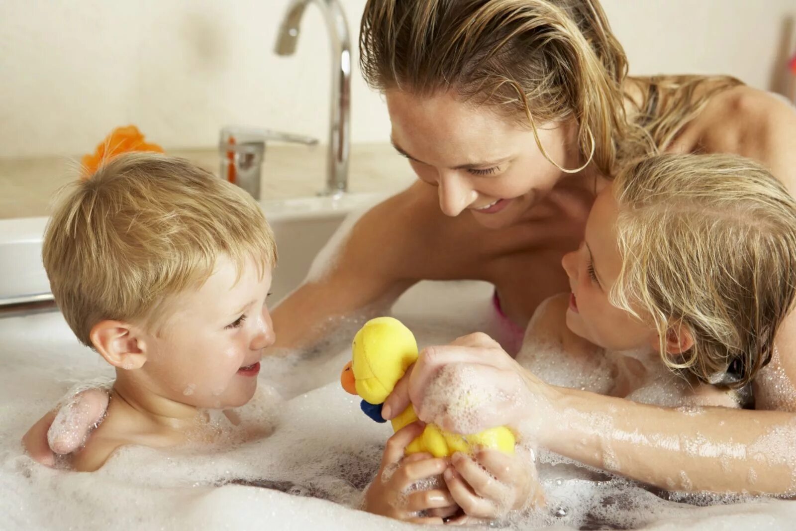 Daughter bath. Мама с малышом в ванне. Мама купается с детьми в ванной. Мама и малыш в ванной. Мать и ребенок в ванной.