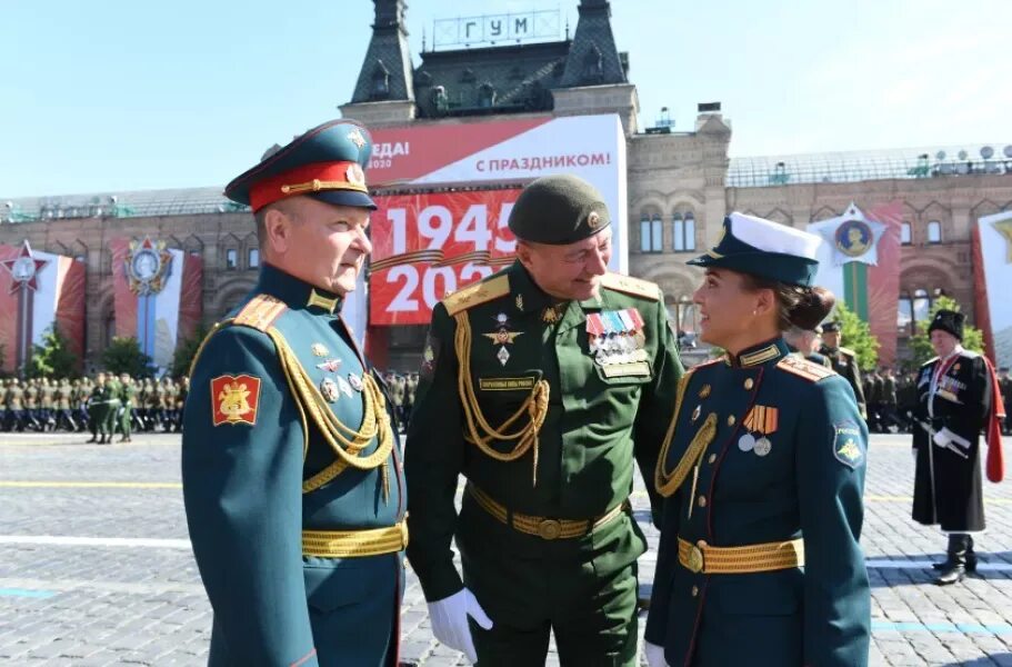 Парад победы годовщина. Генерал Мишуткин парад. Военный университет МО РФ на параде по красной площади. Генерал на параде Победы. ВУМО парад Победы 2021.