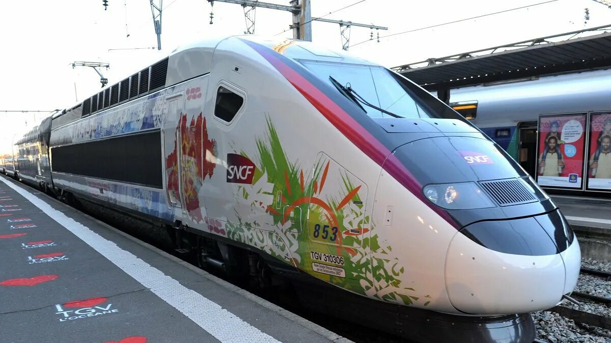 Париж лион поезд. Скоростной поезд tgv франция. Французский поезд tgv. Поезд tgv франция. Париж лион поезд.