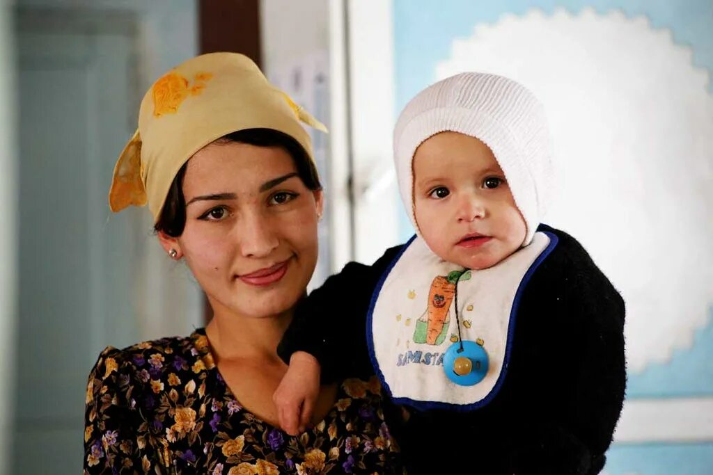 Дети таджики. Узбекские женщины. Таджикские женщины. Малыш таджичка. Таджикский муж жена