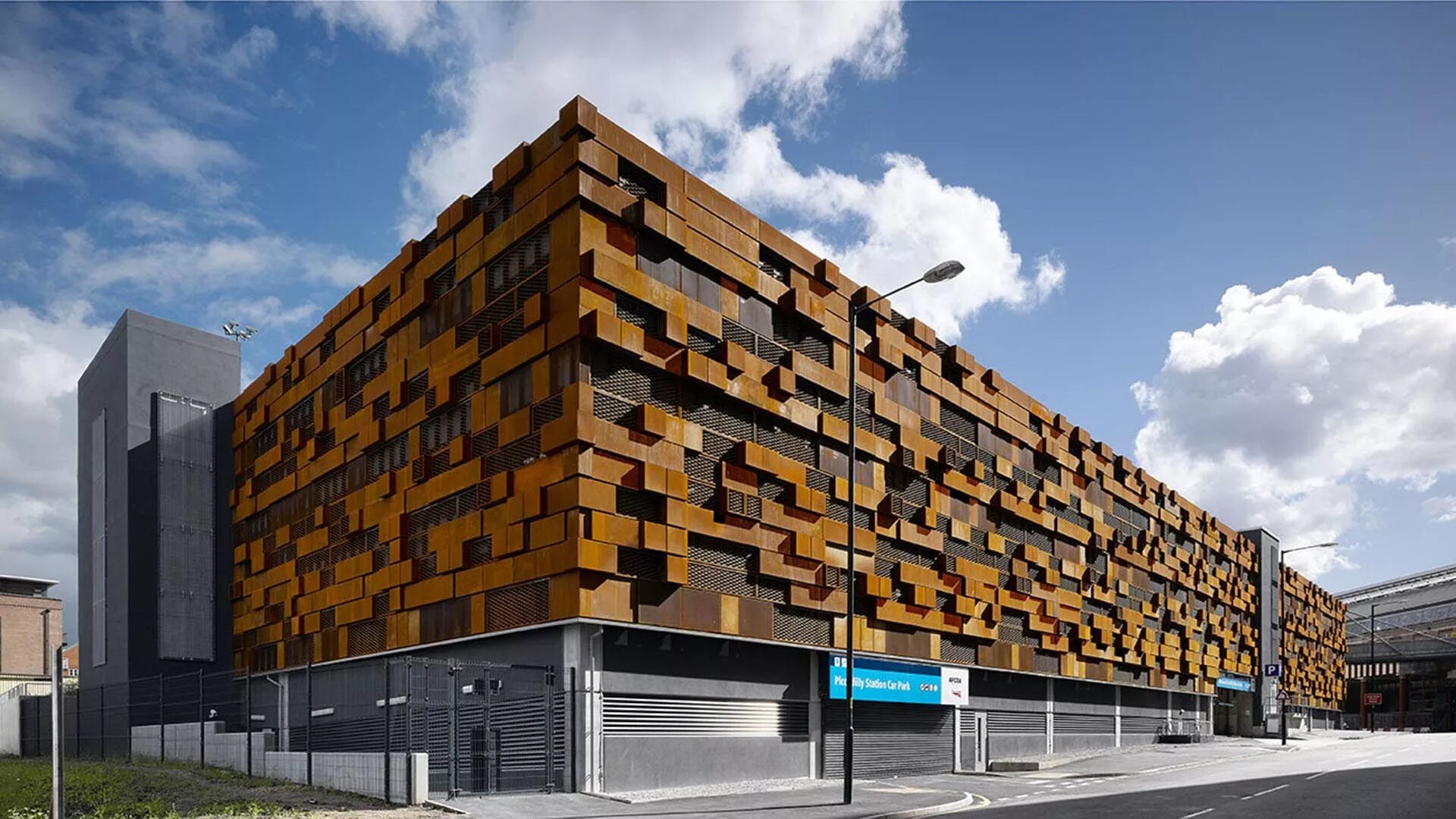 City parking building. Multi storey car Park. Фасад автостоянки аэропорта Брисбена. Паркинг Architecture Exterior, facade Design, parking buildi. Манчестер кирпичная архитектура.