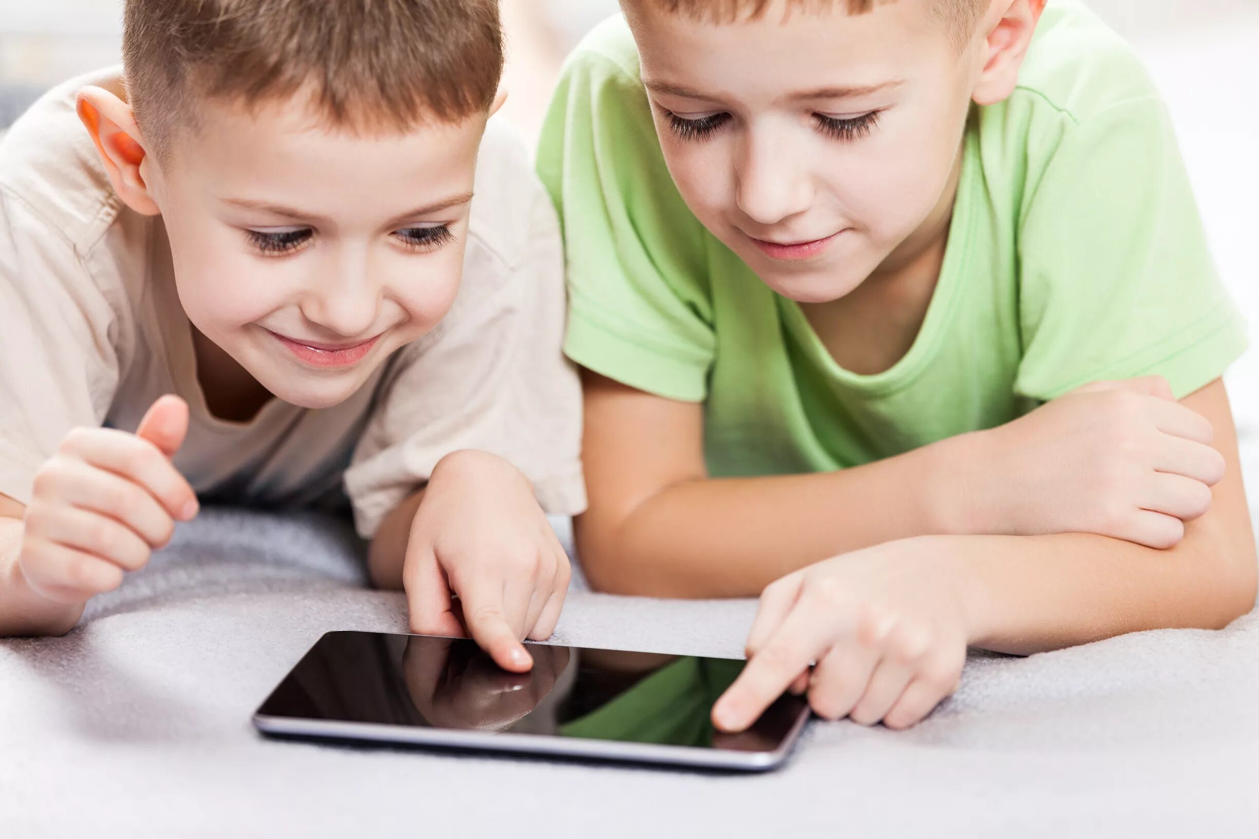 My brother plays computer games. Планшет картинка для детей. Kids on Tablets. Kid with Tablet. Фото как двое мальчиков играют в игры в интернете.