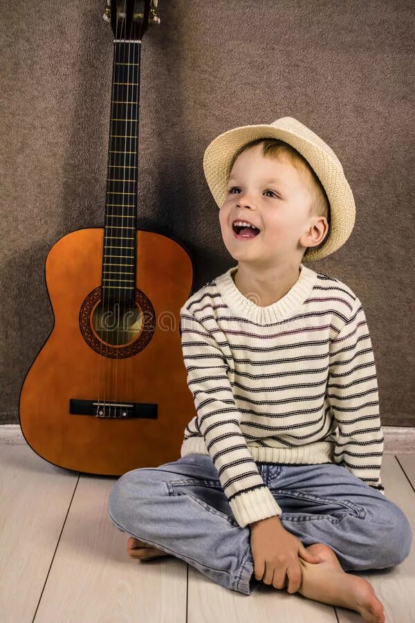 Купить гитару мальчику. Гитара для детей. Мальчик с гитарой. Малыш с гитарой. Мальчик с гитарой фотосессия.