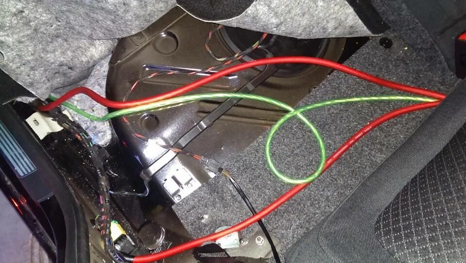 Провод под саб ваз 2114. Усилитель в двери шевроле круз. Протянуть сабвуфер. Усилитель в багажник лансер 9. Прокладка проводов калина 1 сабвуфер.