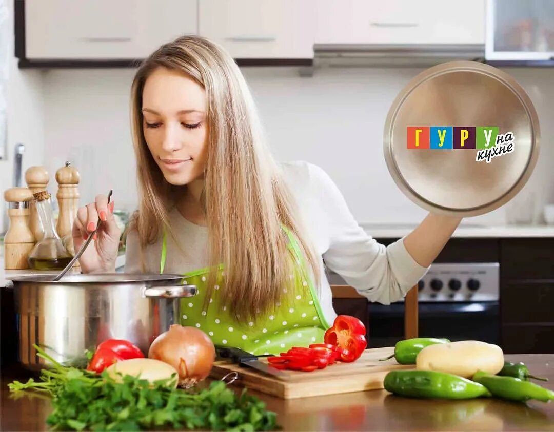 Приготовление еды на кухне. Девушка готовит. Увлечения готовка. Готовка на кухне фото домашняя обстановка. Девушка готовит обед.