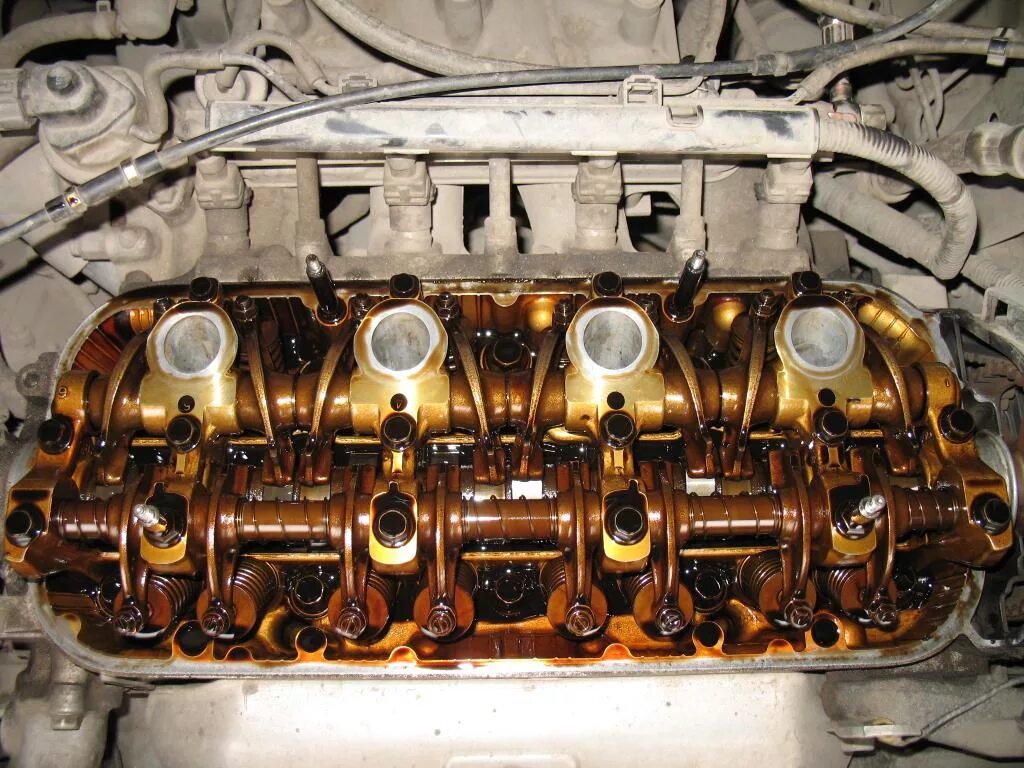 Чистый двигатель внутри. Перелив масла в двигатель. Как выглядит масло двигателя. Масло для двигателя. Как выглядит масло двигателя.