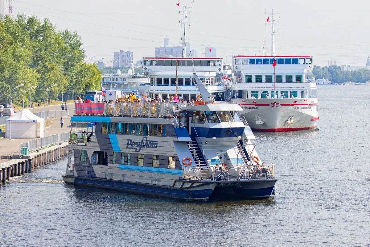 Корабль персей теплоход. Теплоход катамаран персей. Персей речной вокзал. Теплоход персей речной вокзал. Северный речной вокзал теплоход персей.