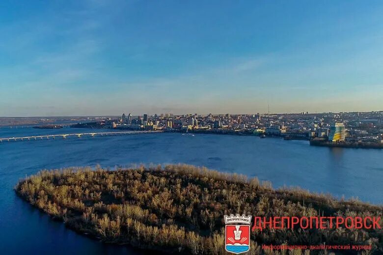 Берег Днепра в Киеве. Монастырский остров Днепр. Левый берег Днепра. Днепровские острова.