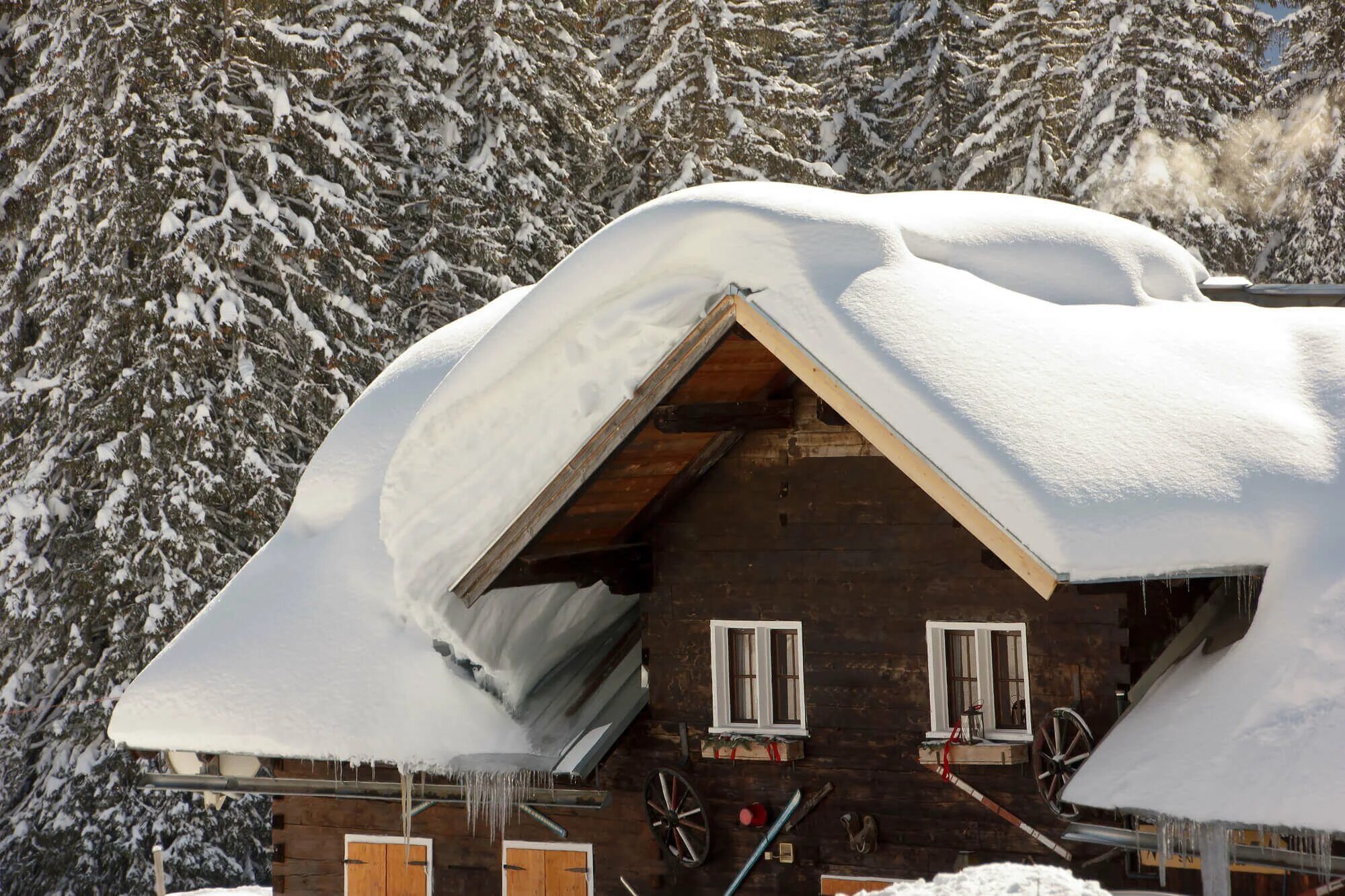 Снег на крыше домика. Снег на крыше. Крыша дома зимой. Снег на крышах домов. Снег лежит на крыше.