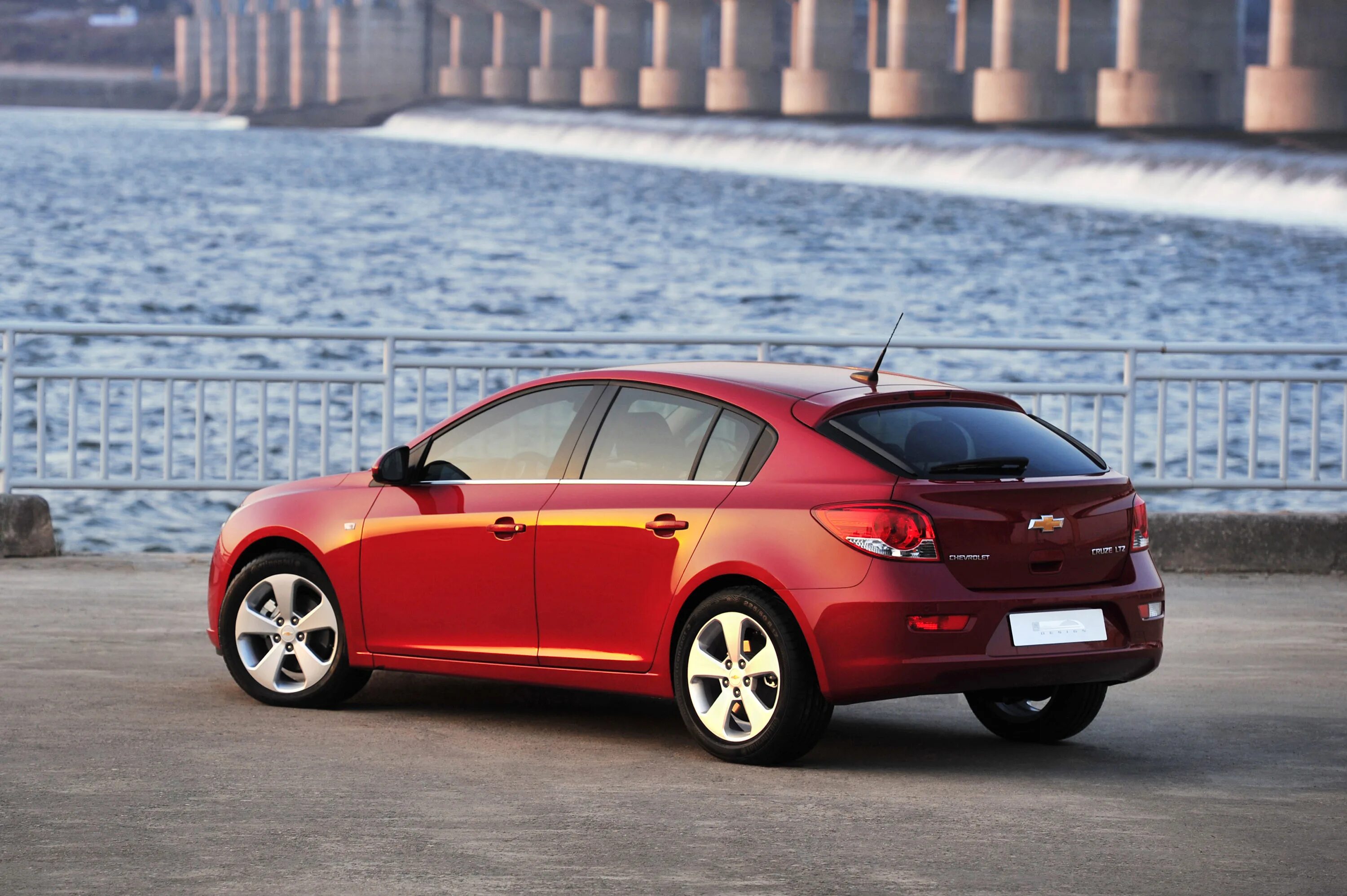 Chevrolet Cruze Hatchback. Chevrolet Cruze хэтчбек. Шевроле Круз 2011 хэтчбек. Шевроле Круз 2011 красный. Хэтчбеки в россии купить