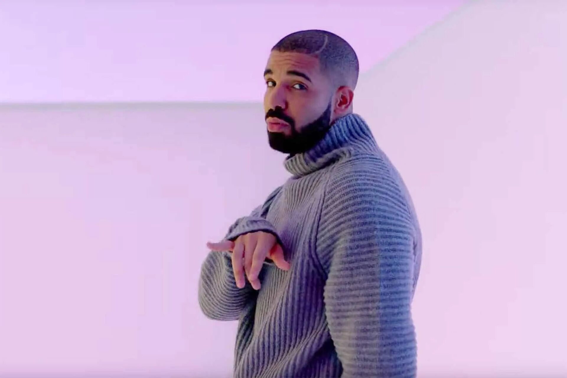 Дрейк картины. Drake мем. Drake мем. Мем с дрейком. Мужик в красной куртке.