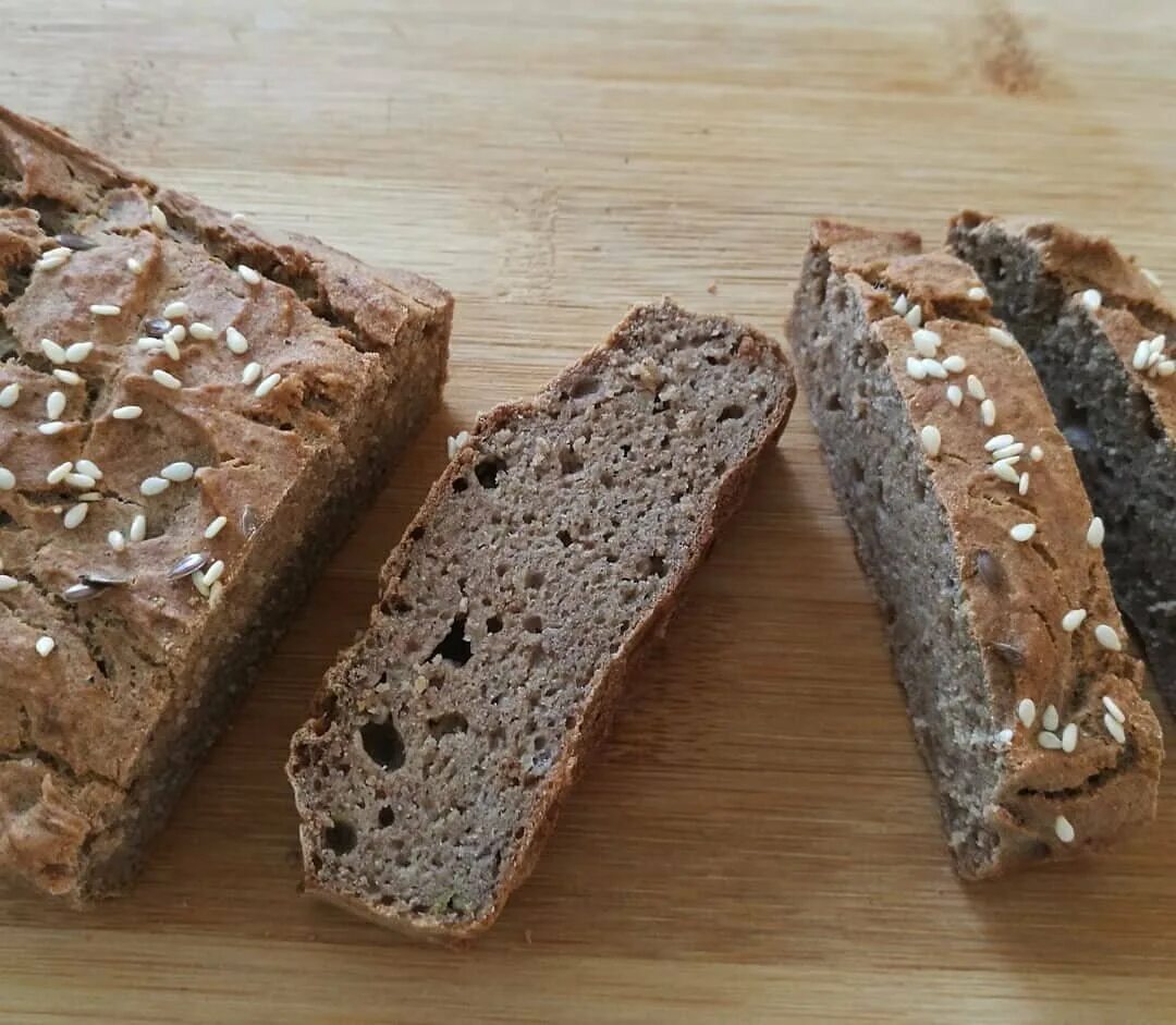 Хлеб с гречкой бездрожжевой. Хлебцы из гречки. Хлебцы из гречки. Хлеб из гречневой муки. Хлеб из гречки.