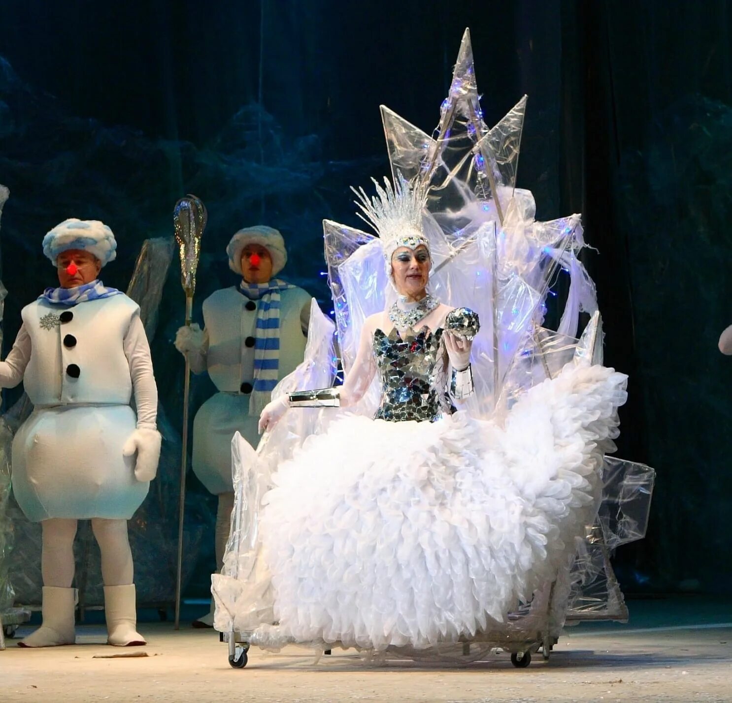 Конкурс имени гохман саратов 2023. Корона снежная королева. Мюзикл снежная королева. Новогодняя королева. Снежная королева мюзикл 2003.