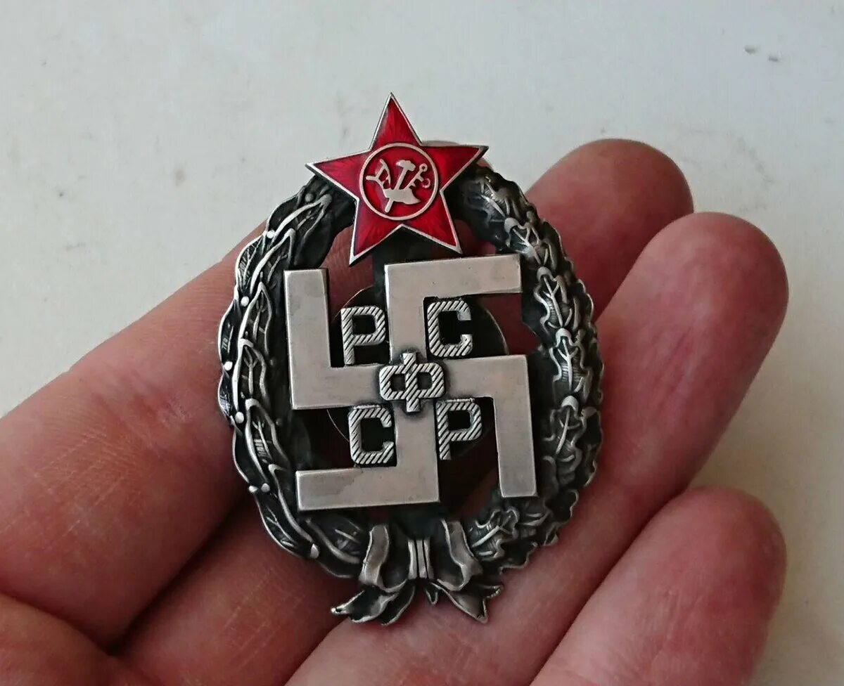 Знак русских солдат. Значок НКВД со свастикой. Значок РККА со свастикой.