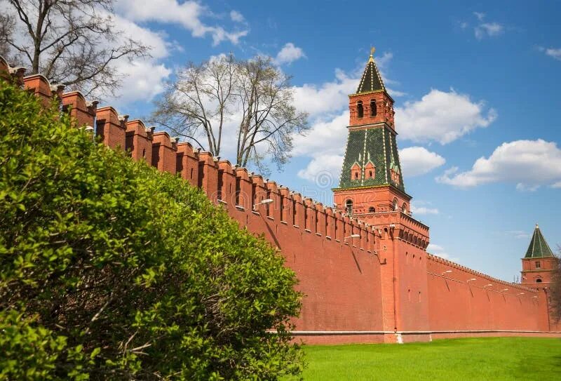Башня кремлевской стены. Стены кремля. стены кремля из красного кирпича. красная кремлёвская стена. у кремлевской стены.