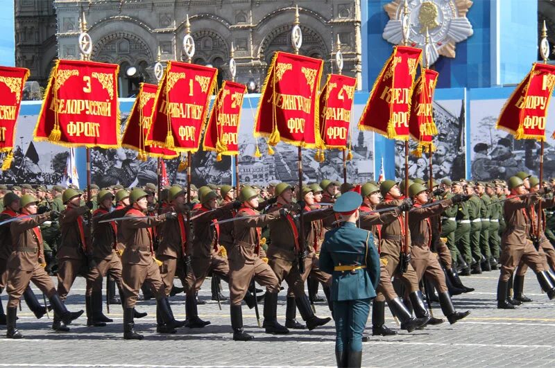 Красный выносить. Штандарты фронтов на параде Победы 1945 и Знамя Победы. Вынос Знамени Победы на красной площади. Штандарты фронтов Великой Отечественной войны на параде Победы. Штандарт на параде.