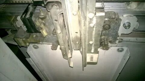 Распашные двери кабины лифта