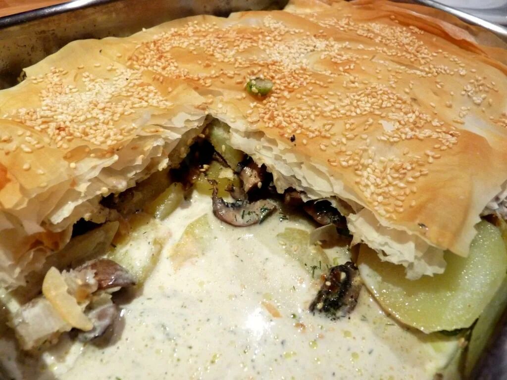 Рецепт заливного пирога с грибами и картошкой. Заливной грибной пирог. пирог картошка-грибы. заливной пирог с грибами и картофелем. заливной пирог с картошкой и грибами.