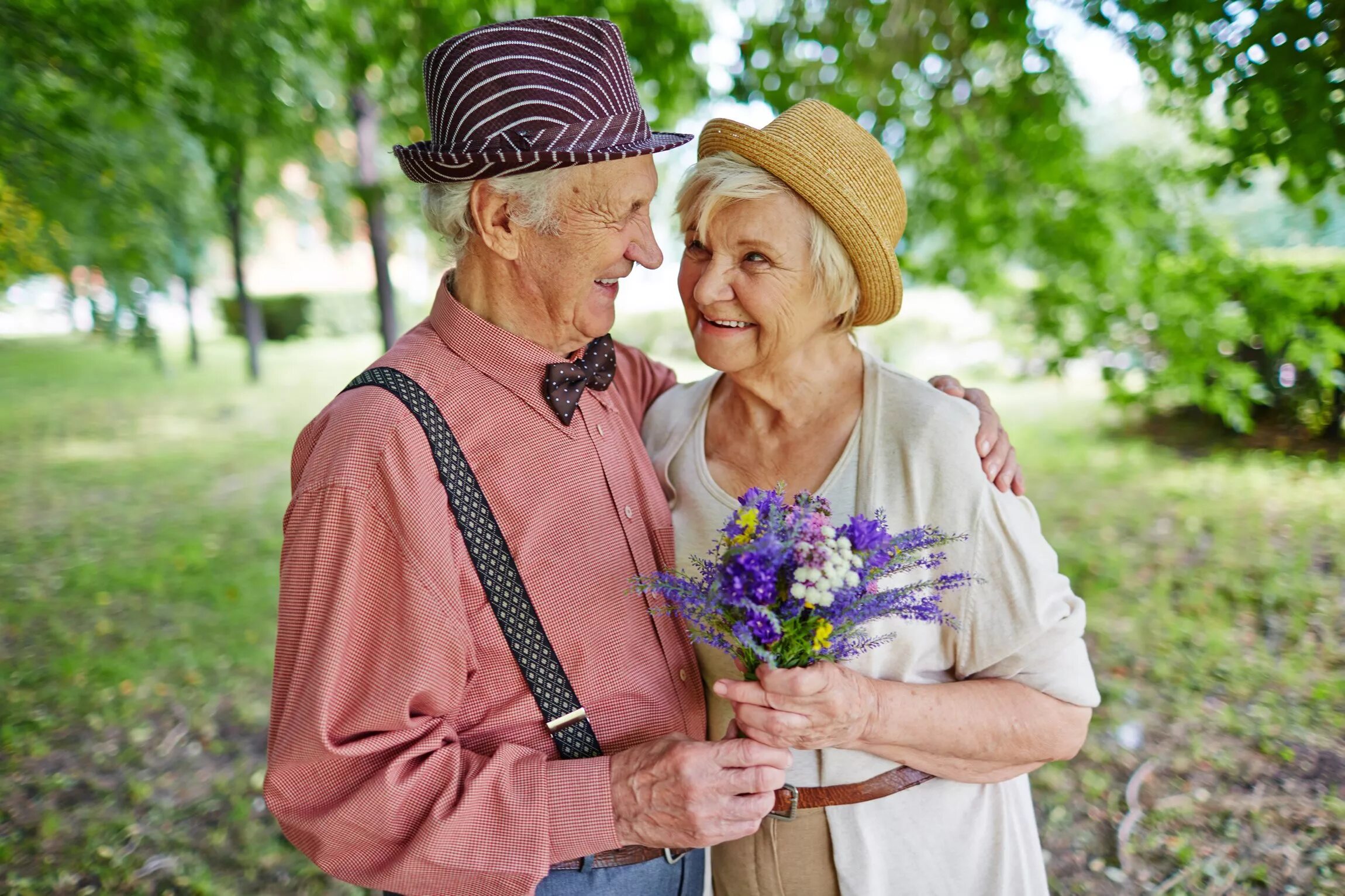 Стильные пожилые пары. Пожилые мужчина и женщина. Пенсионер с цветами. Влюбленная пожилая пара.