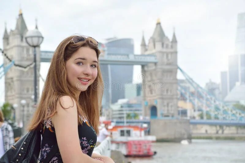 Девочка из лондона приехала в обычную школу. Девушка в лондоне. девочка в лондоне. девушки лондона фото. красивая женщина в лондоне.
