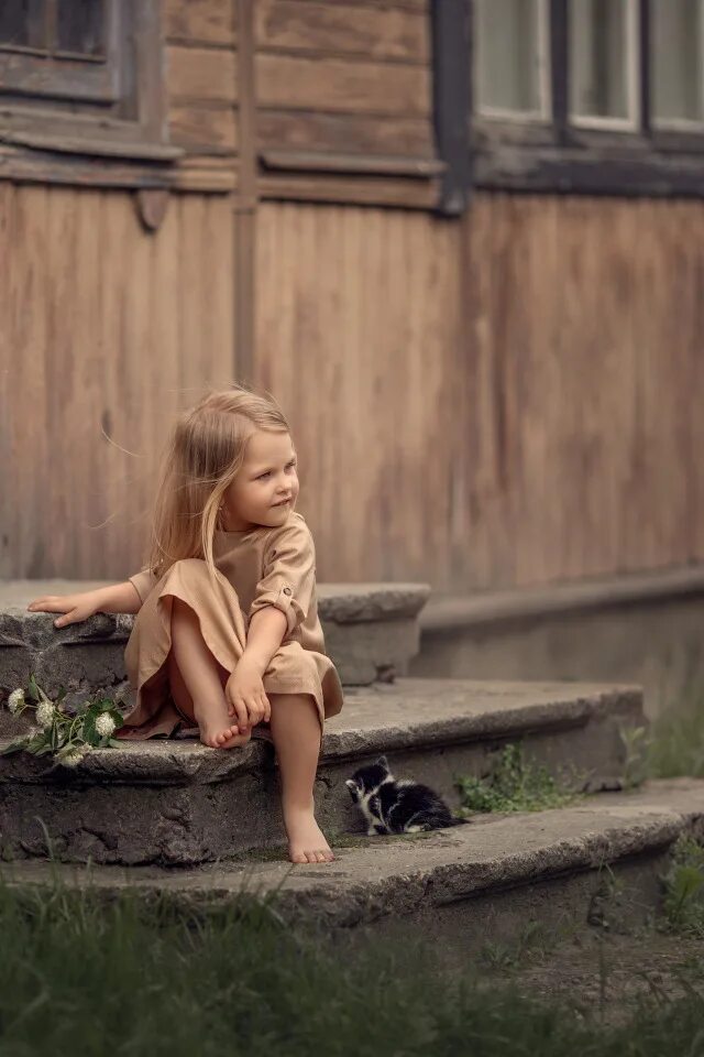 Домашние животные для детей. Девочка у двери. Девушка сребёнком. Маленькая дочь. Дети делятся друг с другом.