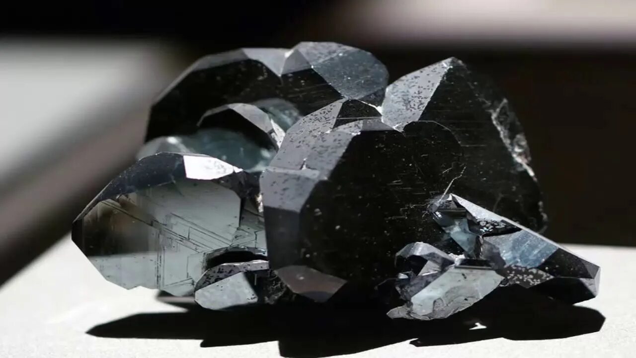 Красный железняк(руда гематит fe2o3). Hematite камень. Кристалл гематита. Гематит кровавик камень. Селенит и гематит.