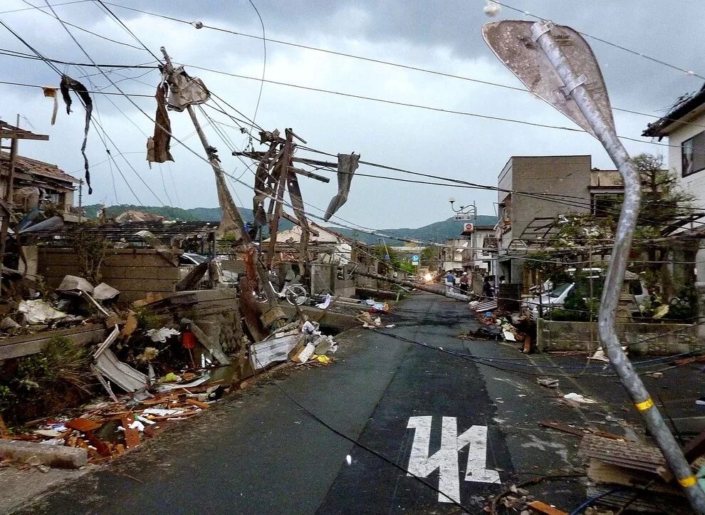 Торнадо в Японии 2021. Стихийные бедствия ураган. Ураган в городе. Торнадо разрушения.
