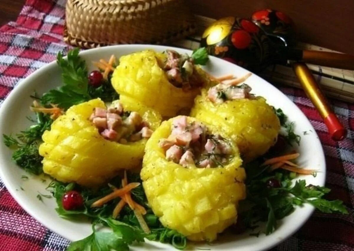 жареный молодой картофель. горячее на новый год из картофеля. красивые блюда из картошки. картофель в духовке. красивые блюда из картошки.