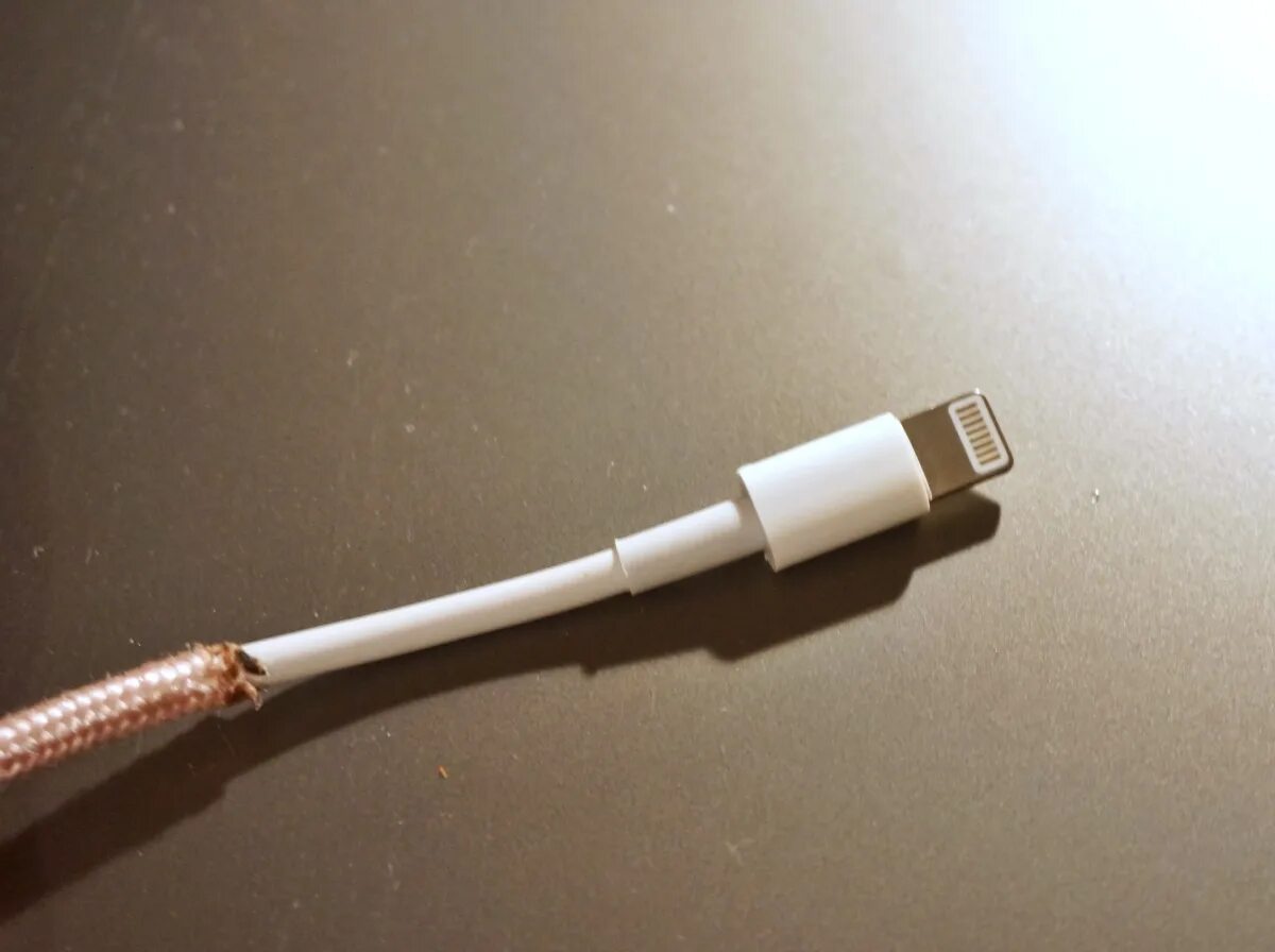 Apple lightning connector. Разъем на кабель apple lightning. iphone lightning pinout. штекер для зарядки айфона. сломанный кабель лайтинг.