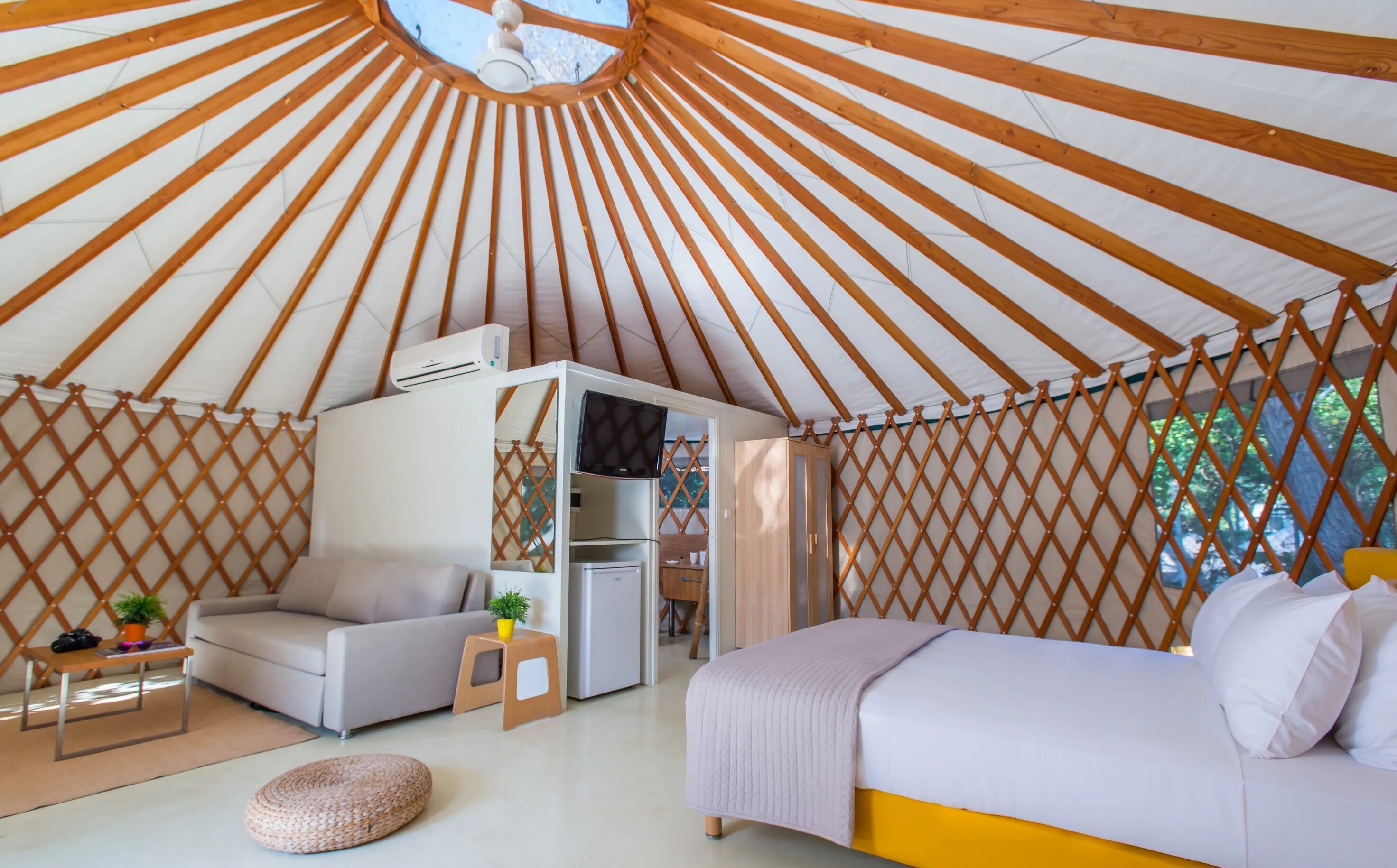 Garuda glamping abkhazia. Глемпинг Гаруда глэмпинг Абхазия. Юрта глэмпинг. Глэмпинг Юрты. Этно глэмпинг.