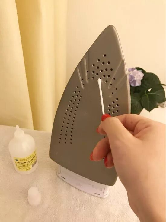 Очистка подошвы утюга от нагара. Чистка подошвы утюга. Средство для очистки утюга от нагара. Очиститель утюга от нагара. Пригорел утюг чем можно почистить.