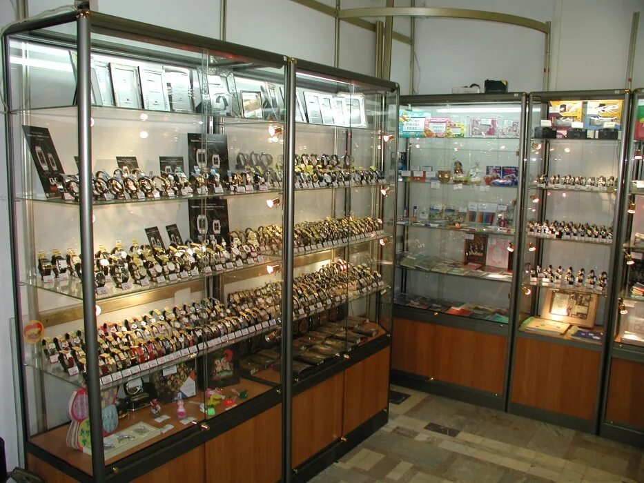 прилавок с сувенирами.