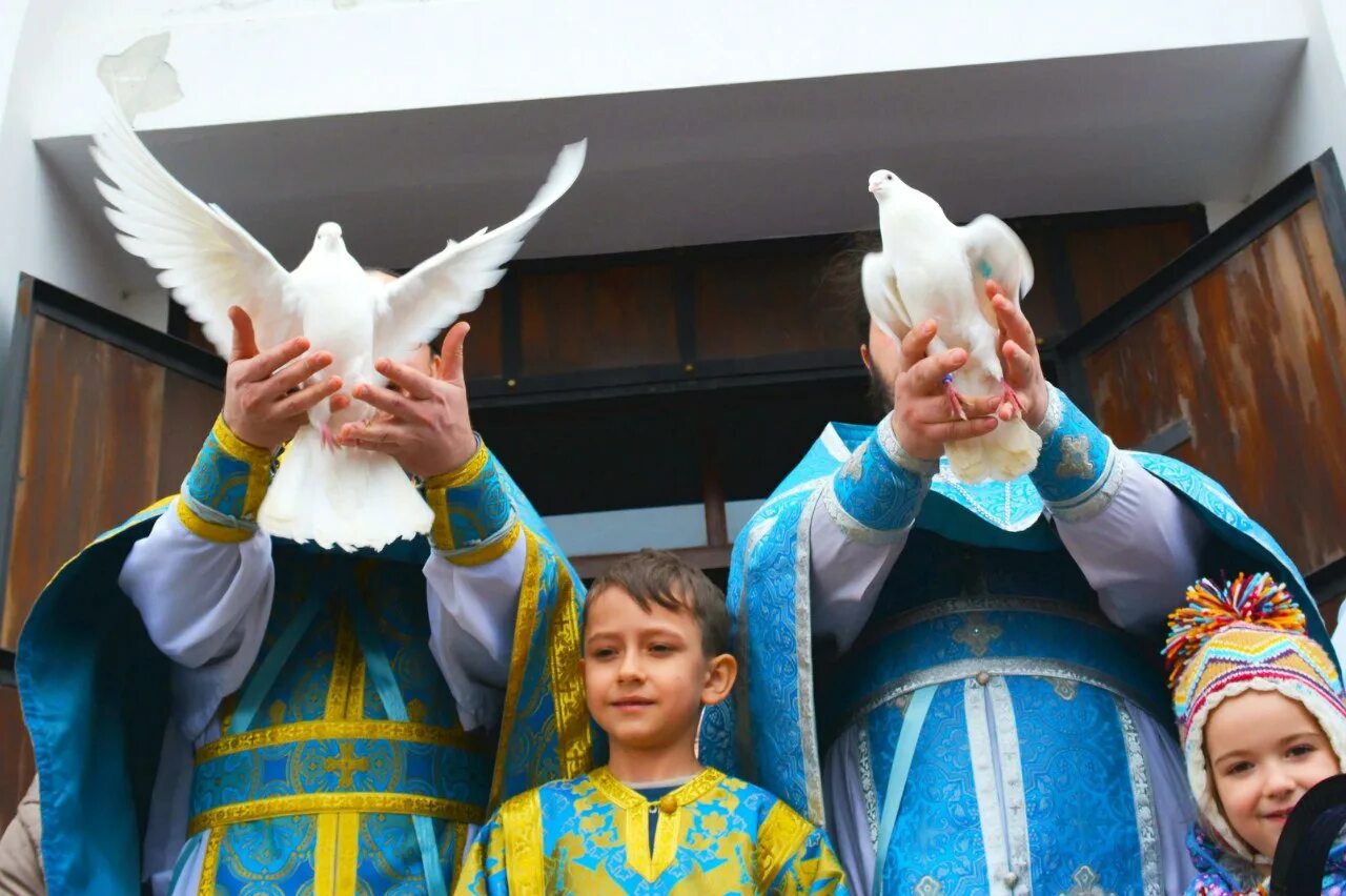 Какого праздник благовещение. Благовещение празднование. Благовещение выпускают птиц. Благовещение дети выпускают птиц.