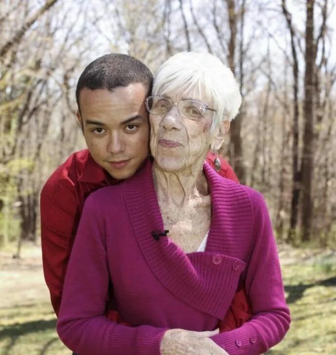 Уильям дэниелс 2020. 10 самых старших. Японка канэ танака. 10 самых старших. 31-летний кайл джонс и 91-летняя марджори маккул.