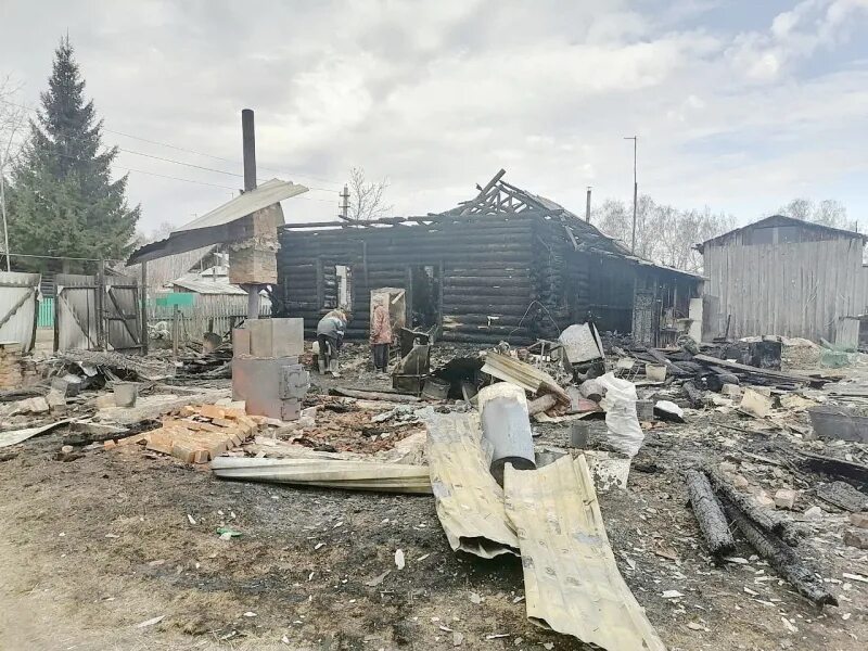 Пожар в Мишкино Курганской области. Горящие деревни фото. Иванково Курганская область. Сгоревший дом на участке.