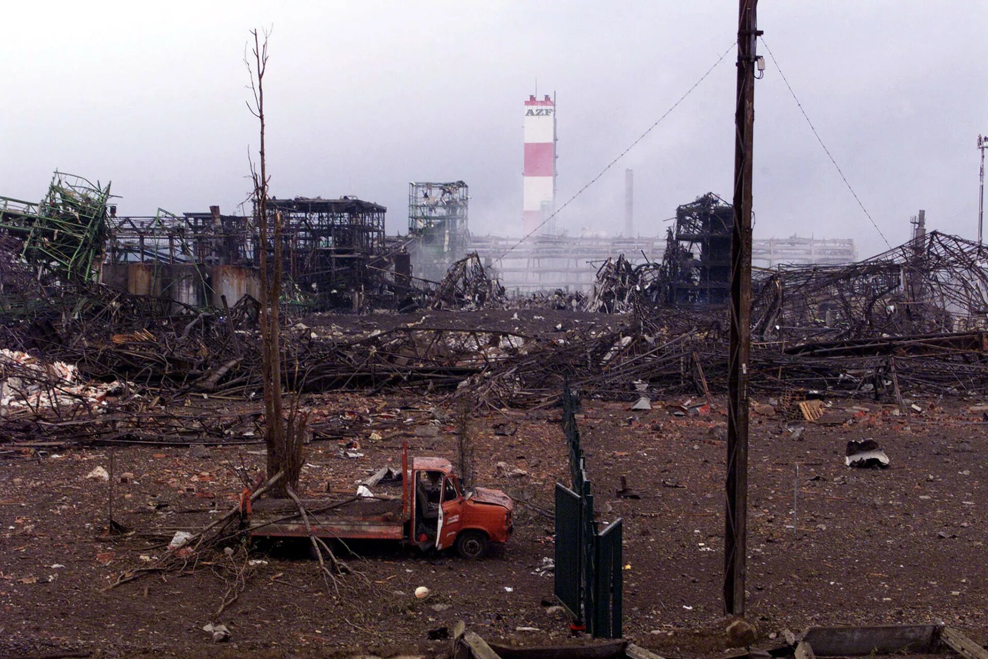 Взрыв в Тулузе 2001. Химический комбинат azf (Тулуза, Франция). Химический комбинат azf катастрофа. Взрыв на химическом комбинате azf в Тулузе.