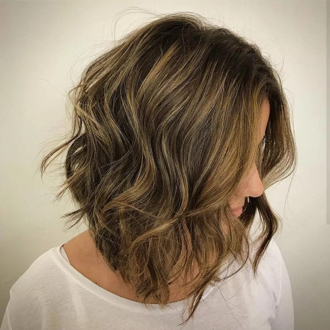 лонг боб на волнистые волосы. стрижка на волнистые волосы до плеч. удлиненное вьющиеся каре. стильное каре на тонкие волосы на волнистые волосы. удлиненное каре на вьющиеся волосы.