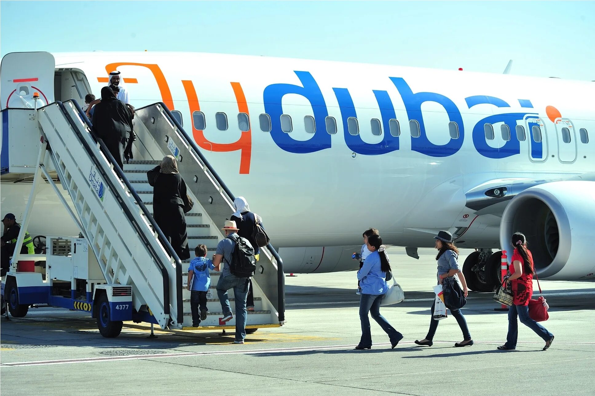 Авиакомпания flydubai самолеты. Дубай авиакомпании flydubai. ОАЭ самолет flydubai. Самолеты авиакомпании Флай Дубай.