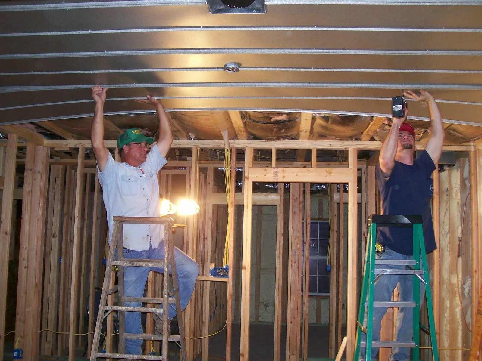 Потолок сарая. Утепление потолка в сарае. Амбар стена сарай деревянная барн. Потолок в сарае для домашних. Потолок с деревянной обрешеткой.