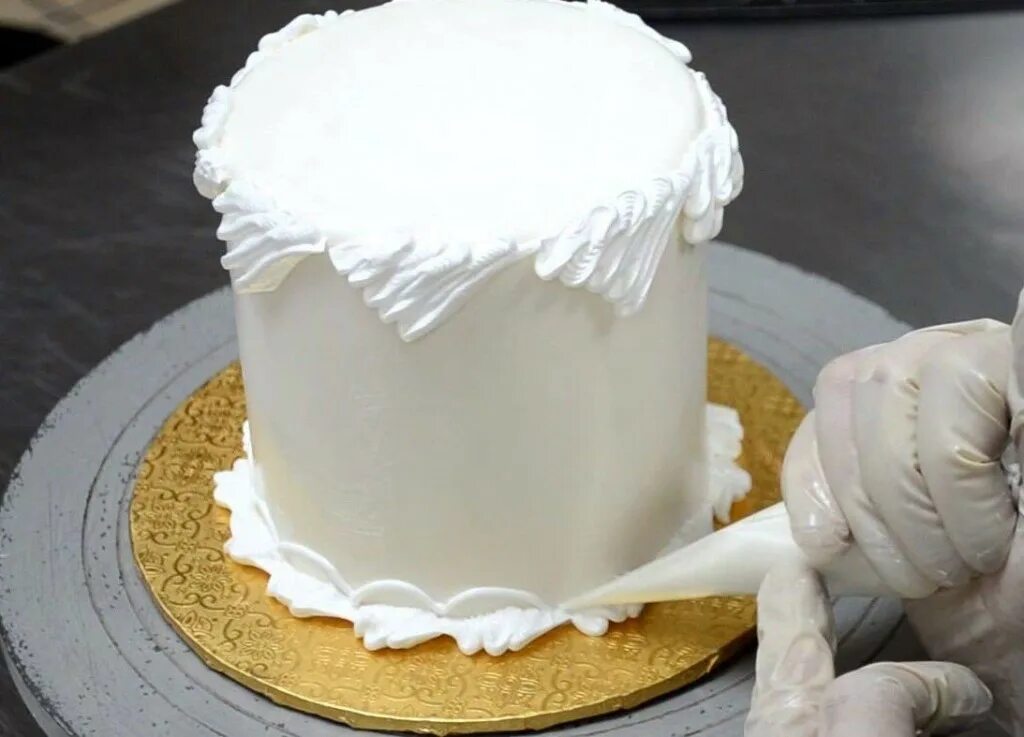 Как сделать правильный крем для торта. Украшение торта белковым кремом. Белковый крем для украшения тортов. Кремовое украшение торта. Украшение торта белково заварным кремом.