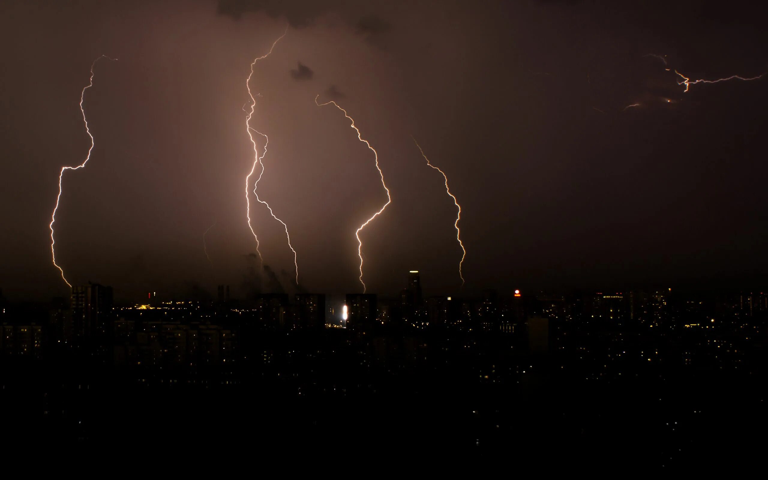 The lightning last night. Гроза в городе. Обои на рабочий стол 1920х1080 гроза. Вспышка молнии. Картинки гроза и молния.