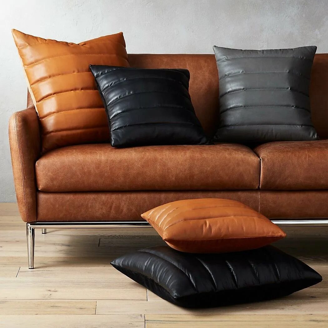 Спинка кожаного дивана. Кожаные диванные подушки. Кожаные подушки для дивана. Кожаный диван. Кожаная мебель в интерьере.