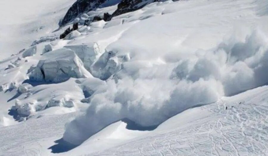 Avalanche. Лавина (снежная лавина). Снежная лавина в горах. Лавина в горах. Сход лавины в сочи.
