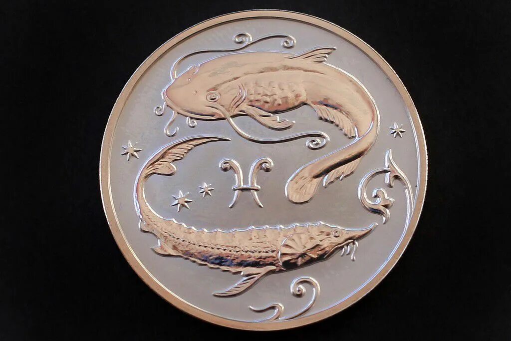 Монета знаки зодиака рыба Моргол банк. Золотая монета рыбы знак зодиака. Серебряная монета знаки зодиака рыбы. Монета с 2 рыбами.