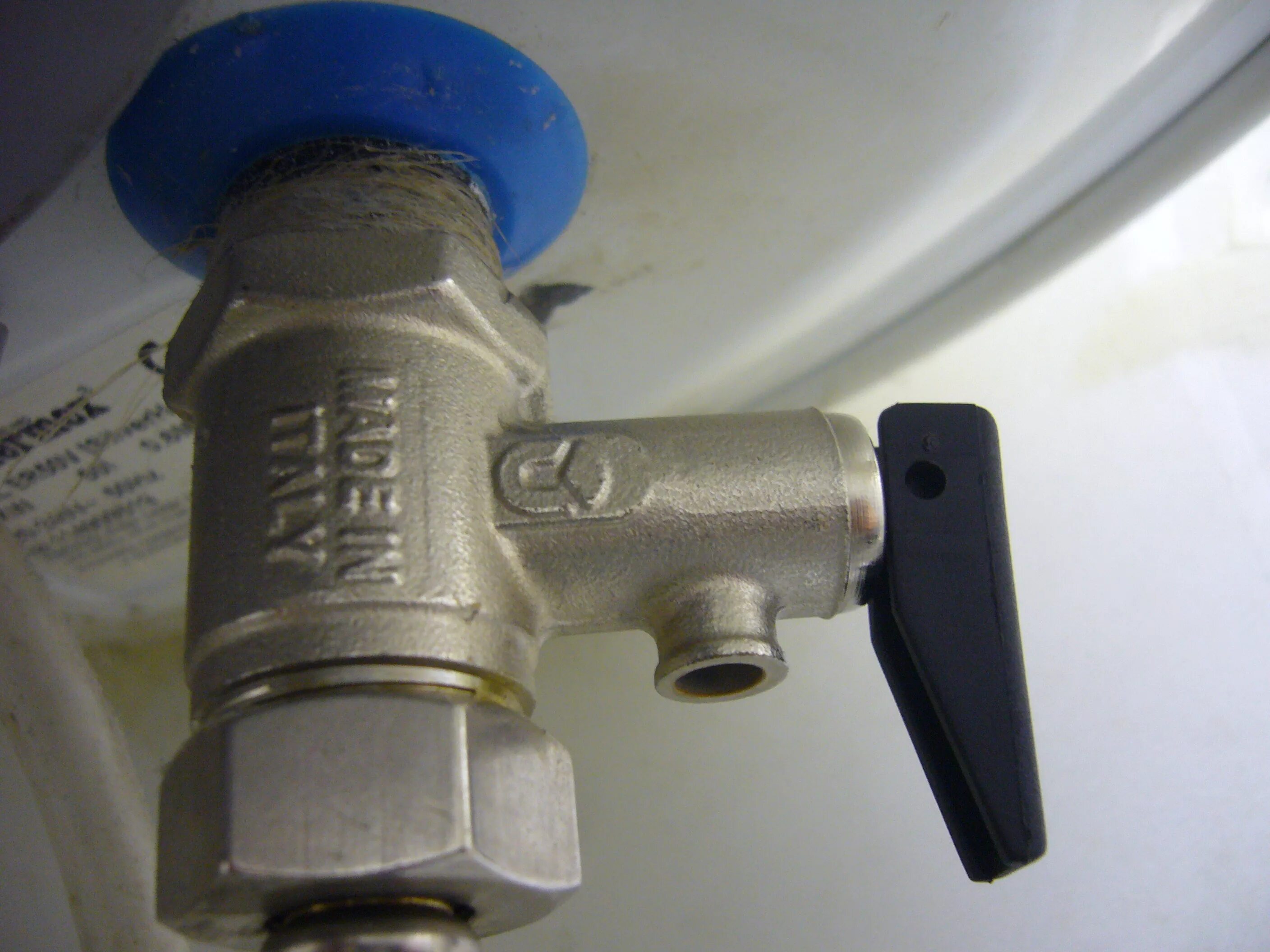 Предохранительный клапан для водонагревателя Электролюкс. Предохранительный клапан давления для водонагревателя Электролюкс. Предохранительный сливной клапан водонагревателя Электролюкс. Предохранительный клапан для водонагревателя Zanussi. Предохранительный клапан капает вода