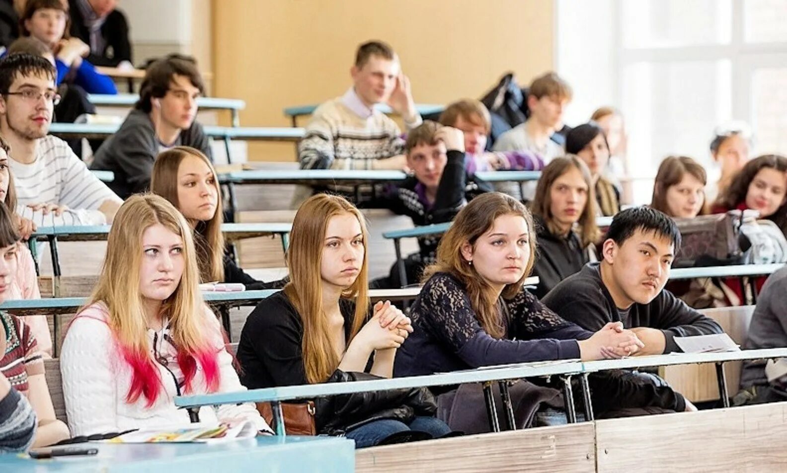 В школе в университете также. Студенты в вузе. Студенты в аудитории. Ученик вуза. Студенты сидят в аудитории.