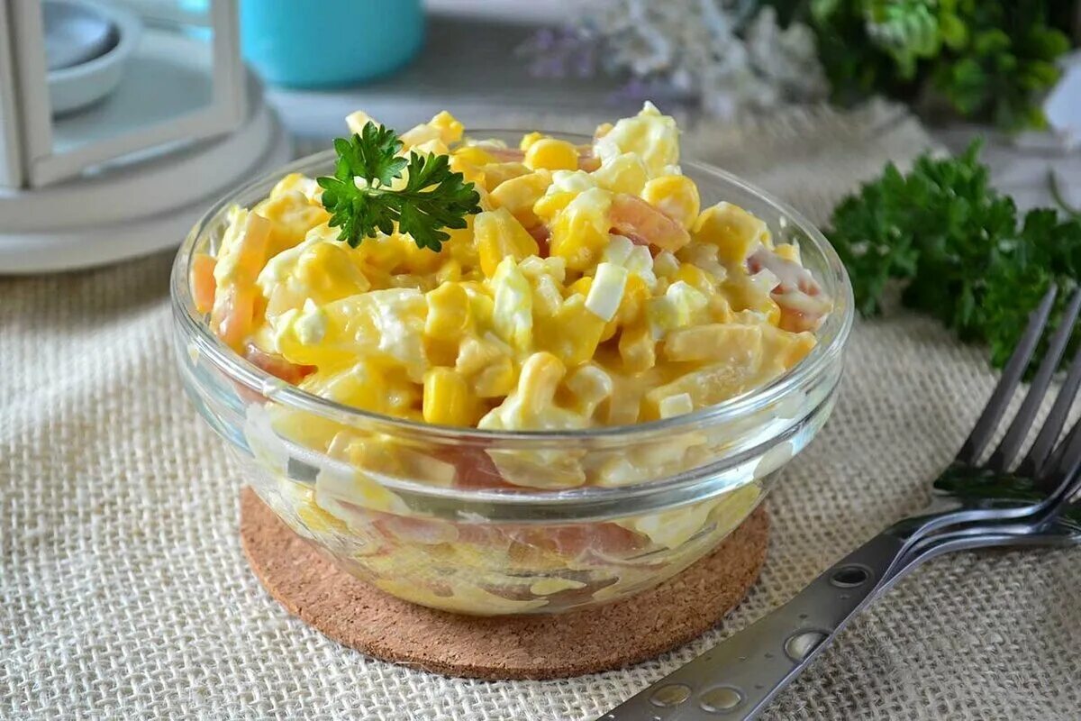 Какой сделать салат из консервы. Салат королевский с курицей и ананасом. салат с ананасом и куриной грудкой. салаттс ананасами и куриной грудкой. салат с ананасом и куриной грудкой и сыром.